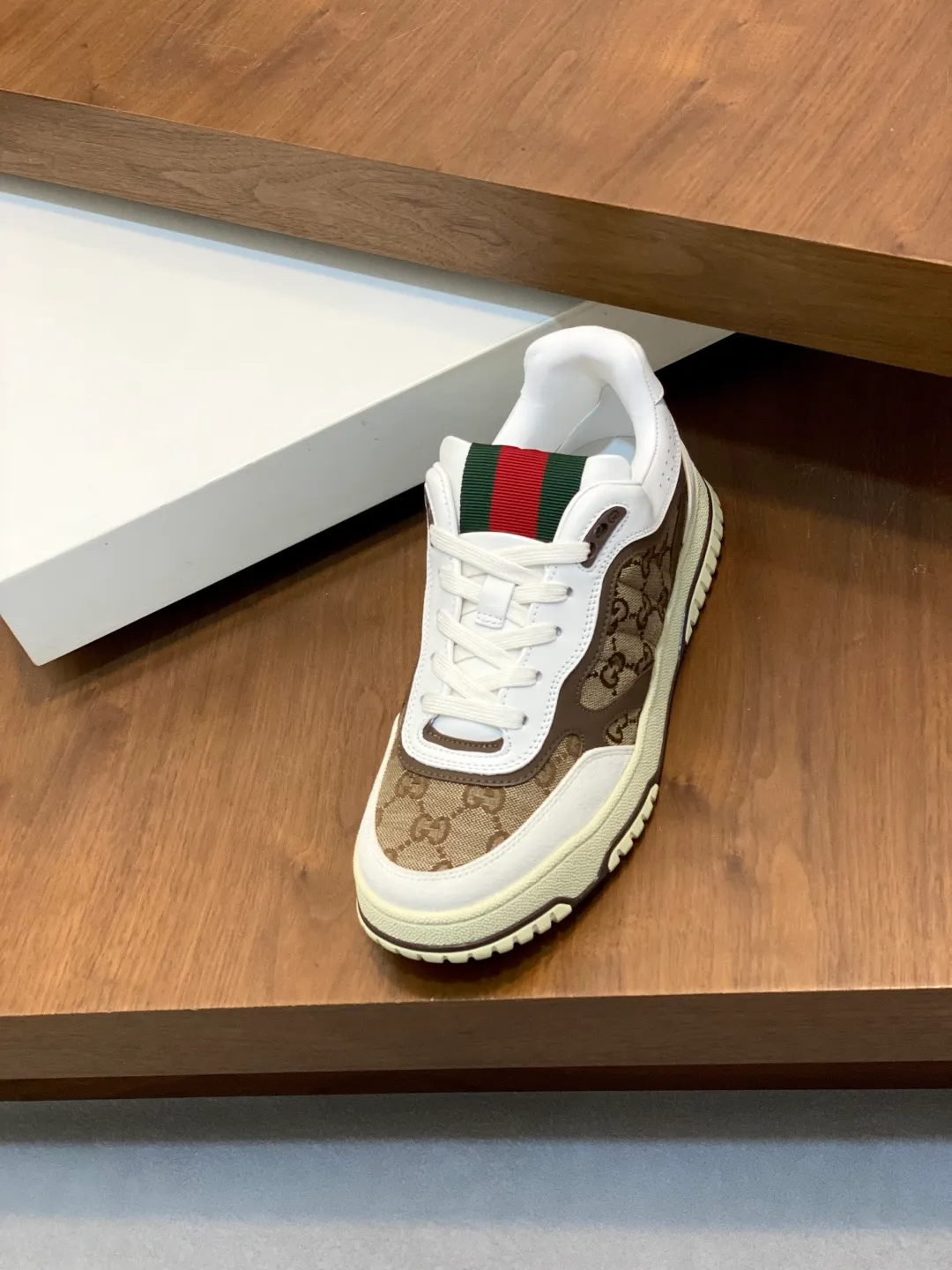 Men's Shoes 💰660 𝐆𝐮𝐜𝐜𝐢 𝐑𝐞-𝐖𝐞𝐛 As the first sneaker created by Sabato De Sarno for Gucci, the Re-Web series reinterprets the brand's classic stripes and sets off the modern silhouette design with bold and unique details. These shoes are crafted from white leather. This new sneaker is ingeniously decorated with many of the brand's classic details, and is equipped with a bright red and green webbing tongue, which will make people fall in love at first sight. White leather treated with a special process for softness and luster, with an embossed grainy texture. Script Gucci logo and interlocking G web label with Interlocking G and script Gucci logo. Rubber outsole with interlocking G detail eyelets. Web tongue. Size: 39-44 (customized for sizes 38 and 45)